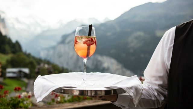 Prima şcoală de ospitalitate din România, sub licenţa Ecole Hoteliere de Lausanne, se deschide la Oradea
