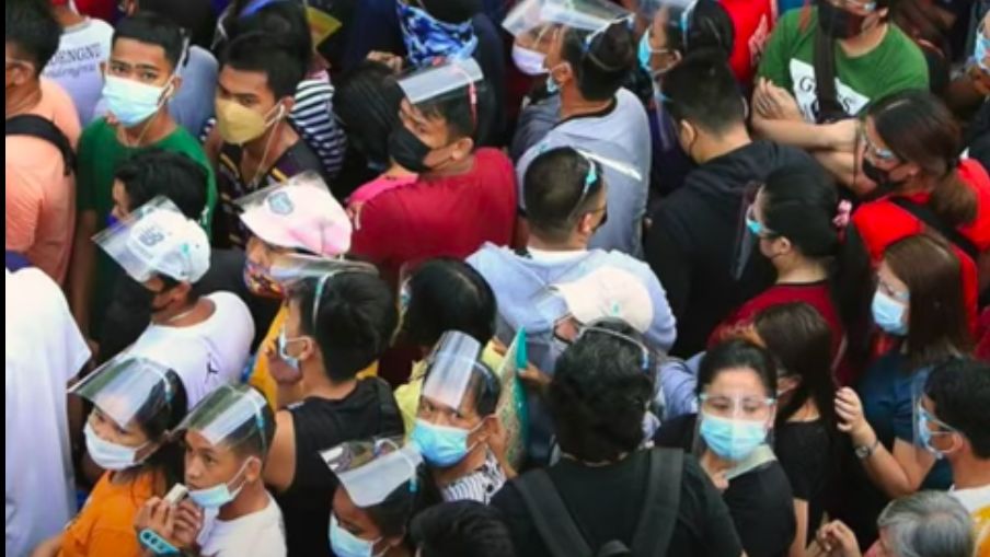 Haos în Manila: mii de oameni se grăbesc să se vaccineze înainte de închiderea oraşului