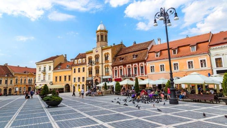 Braşov: Se instituie obligativitatea purtării măştii în spaţii publice şi interzicerea circulaţiei în grupuri mai mari de 6 persoane