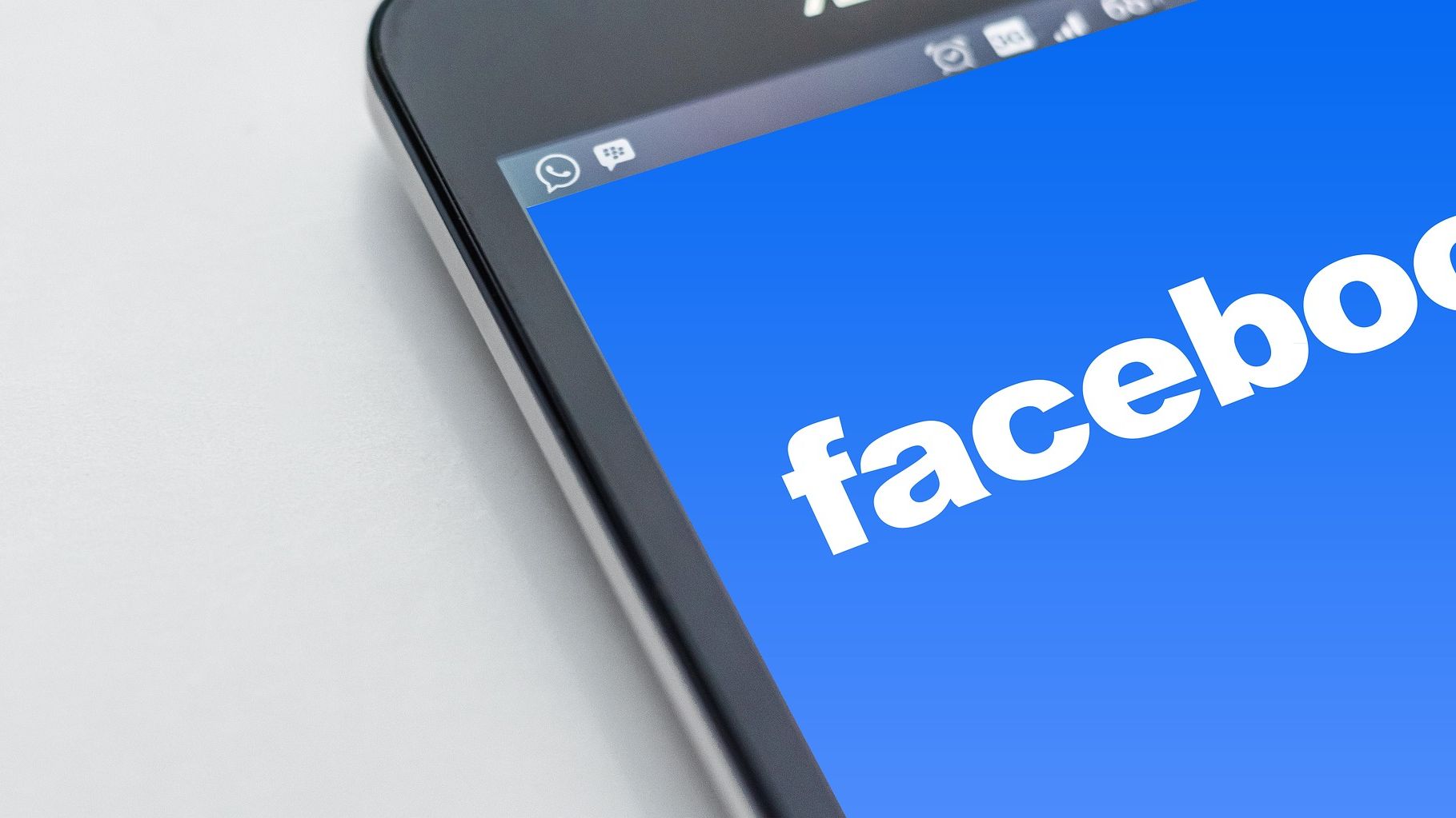 Facebook a suspendat zeci de mii de aplicatii care nu respectau viata privata