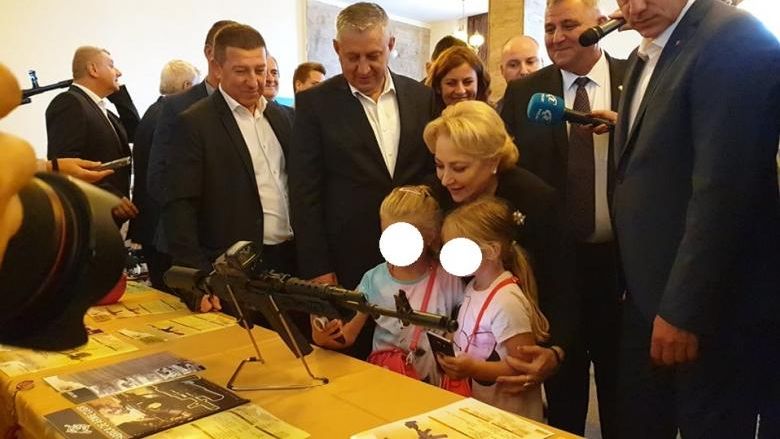 Sedinta foto nepotrivita a premierului Dancila. Doua fetite si-au facut selfie cu ea, langa un stand de arme