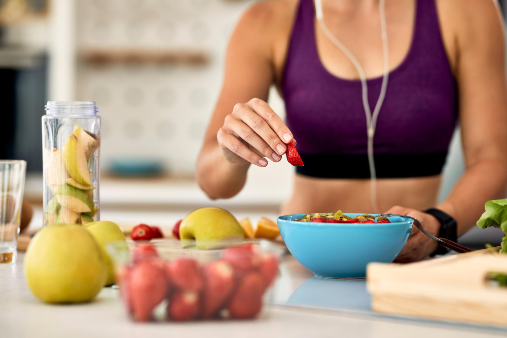 Cum s-a schimbat nutriția pentru fitness: de la pudra proteică la formulele pentru creșterea masei musculare
