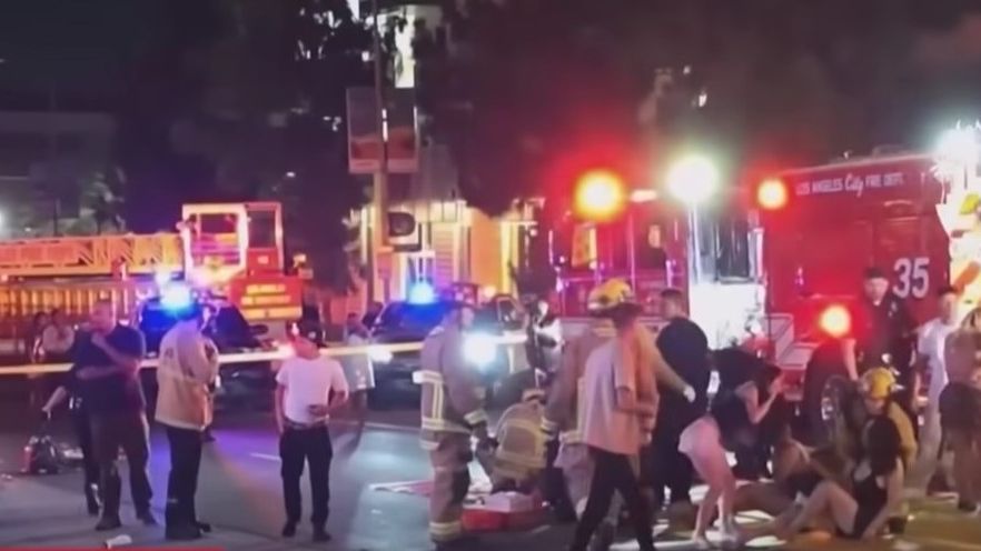 Cel puțin 30 de răniți după ce un șofer a intrat cu mașina în mulțimea din fața unui club de noapte din Los Angeles