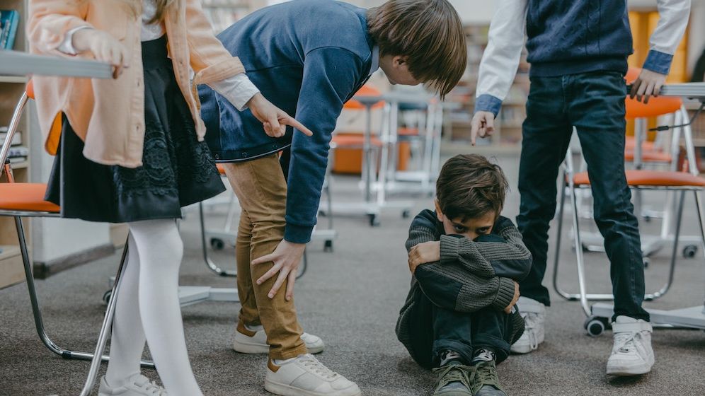 Când bullying-ul se întoarce din vacanță: Sfaturi pentru părinți la început de an școlar