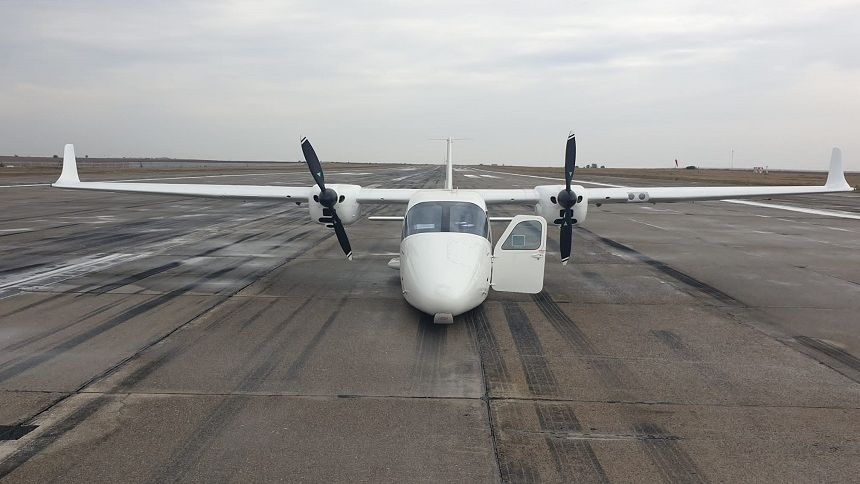 Un avion ușor care efectua un zbor de școală a fost pus pe pistă fără tren de aterizare