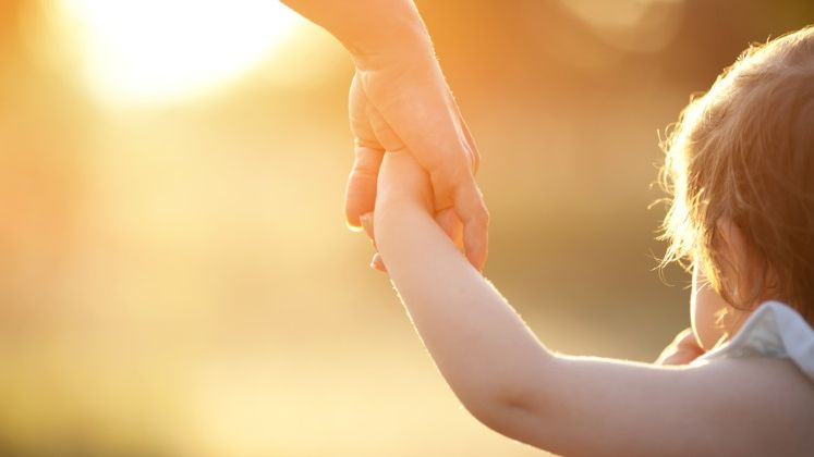 Top indemnizatii pentru cresterea copilului: o romanca ia de la stat 35.000 euro