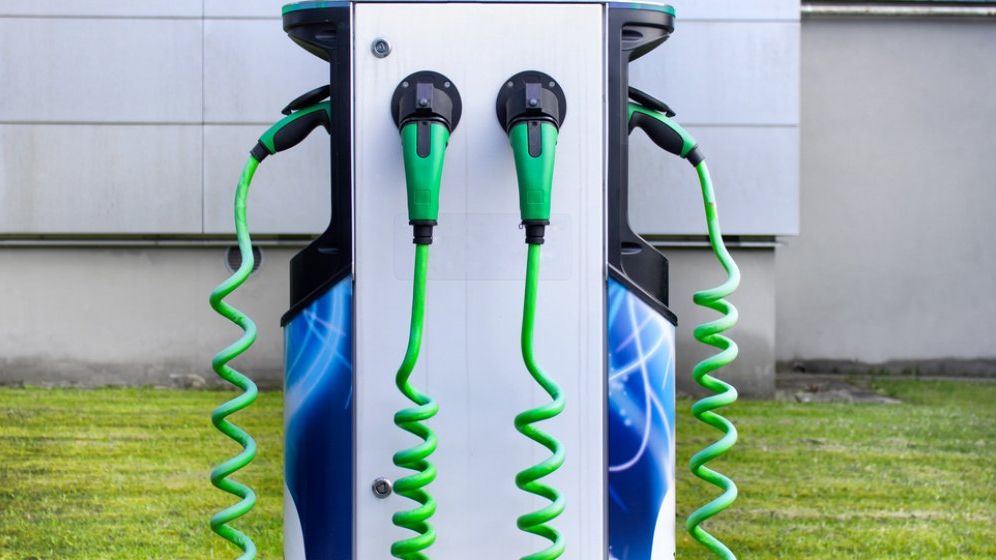 Ciucă susține că România va avea 18.000 de staţii de încărcare pentru maşini electrice până în 2026