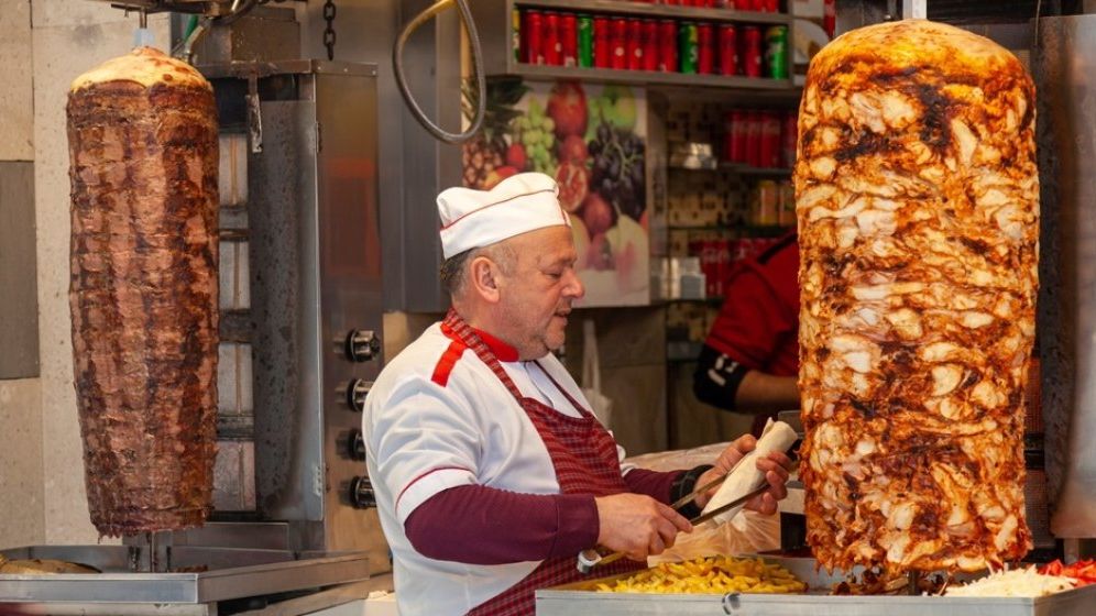 Pizza, shaorma și burgeri - mâncărurile preferate și cel mai des comandate de români pe timp de caniculă