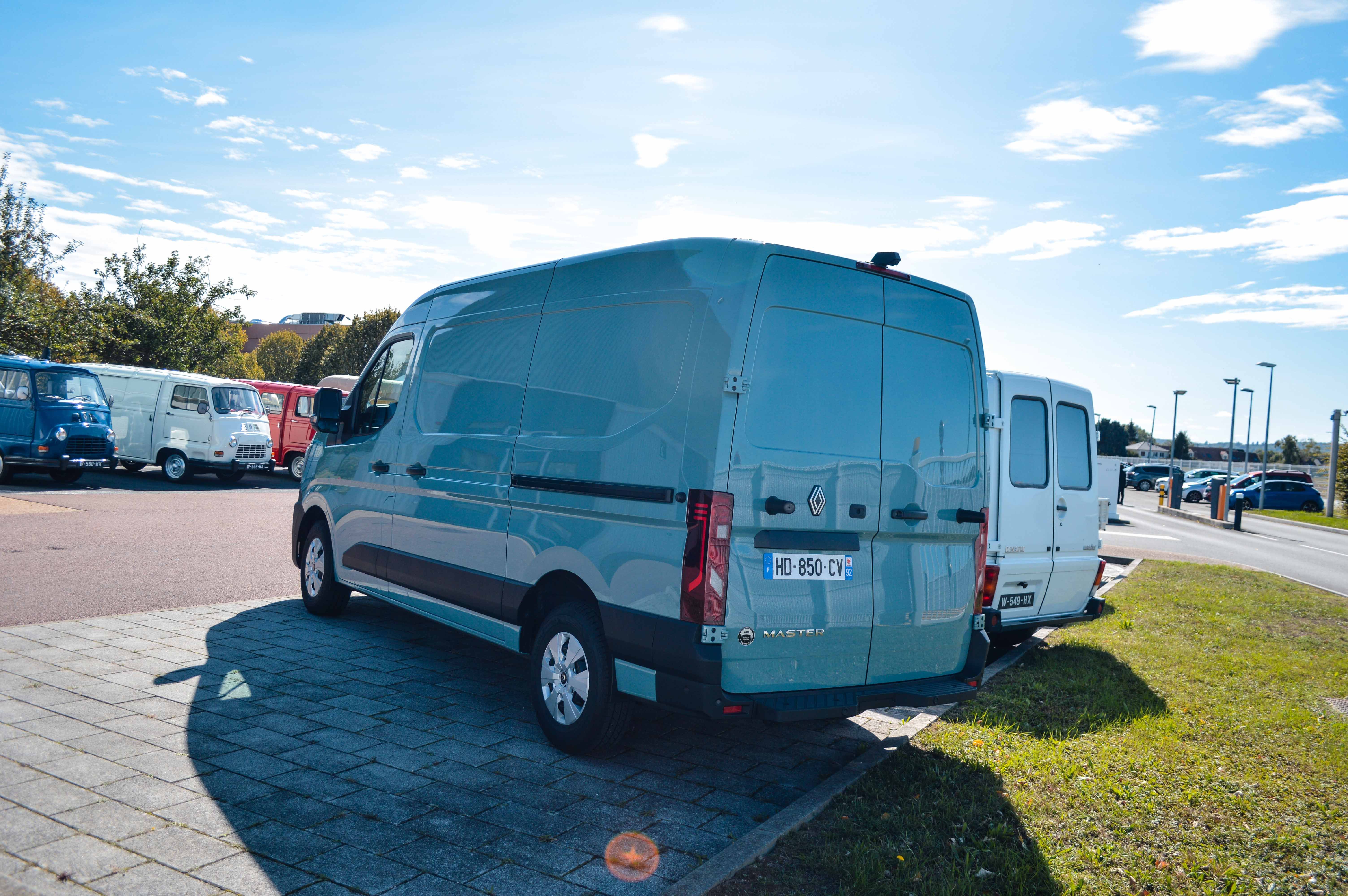 FOTO | Care sunt secretele utilitarelor Renault și cum a apărut dubița lui Louis de Funès - Poza 26