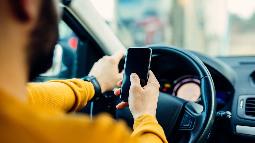 Politia incepe "urmarirea" soferilor care folosesc telefonul la volan