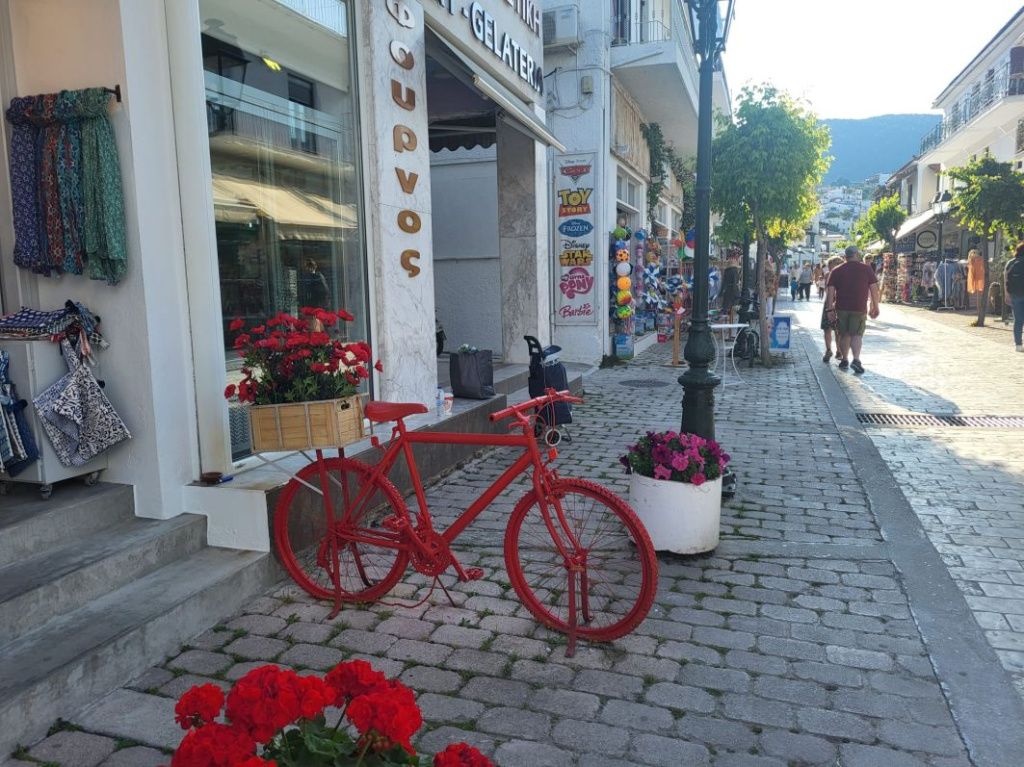 Skiathos, micuța insulă din Marea Egee cu păduri de pin, plaje premiate și povești medievale - Imagine 2