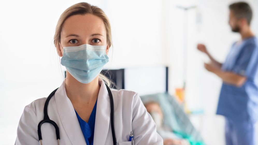 O nouă variantă Omicron, așteptată să ducă la creșterea numărului de cazuri COVID în Europa