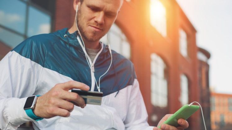 Generatia millennials in era banking-ului digital: cati dintre tineri fac plati online si site-ul carei banci este cel mai accesat?