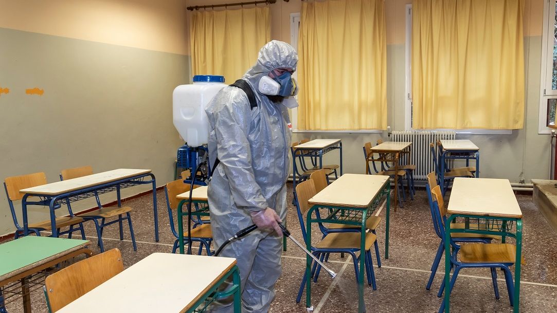 Un tată bolnav de COVID-19 și-a dus copilul la școală în București