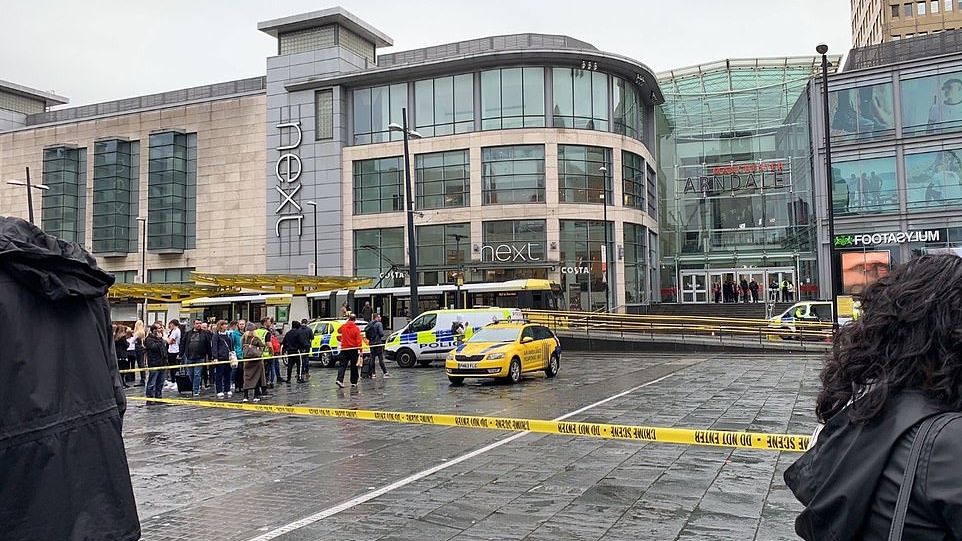 Cinci persoane au fost injunghiate, vineri, in centrul comercial Arndale, din Manchester