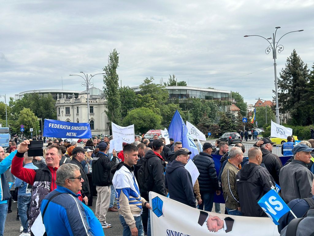 FOTO: Mai multe organizații sindicale protestează în fața Guvernului și cer reducerea fiscalitÄ - Imagine 3