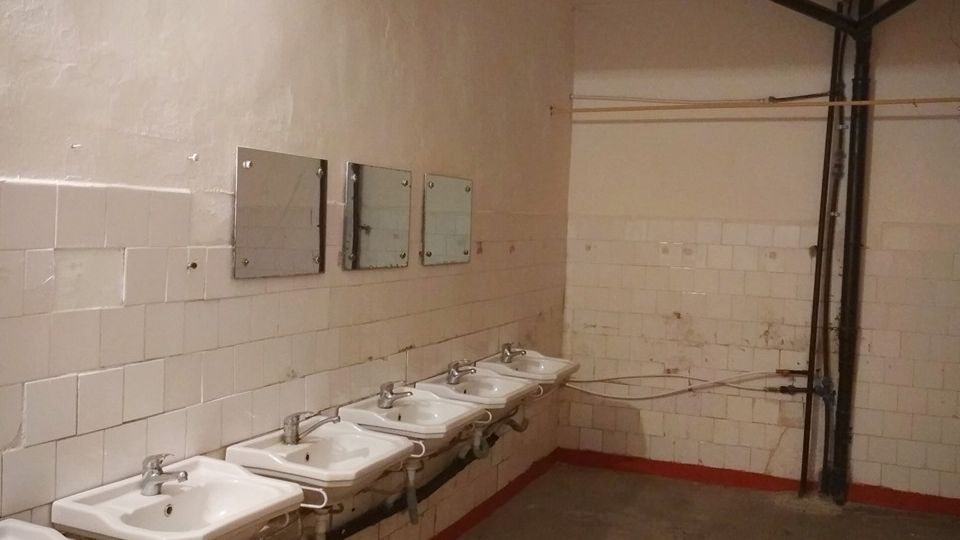 FOTO Elevi romani participanti la un concurs national de istorie, cazati in conditii mizere. "Sa nu va mai intrebati de ce tinerii fug cat mai departe de Romania"