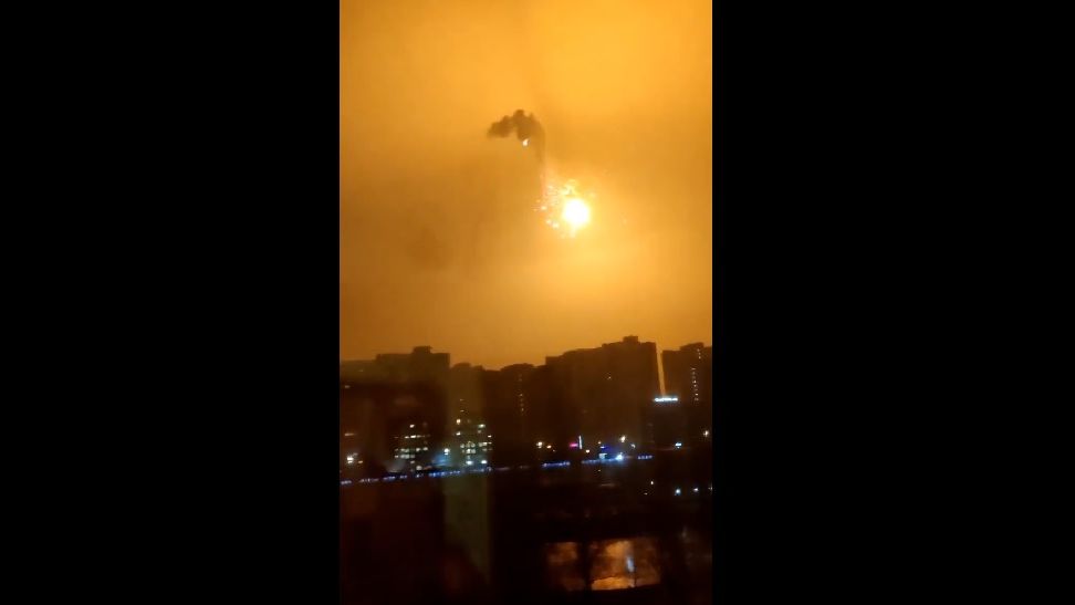 BREAKING | Explozii pe cerul Kievului. O aeronavă sau o rachetă a fost doborâtă