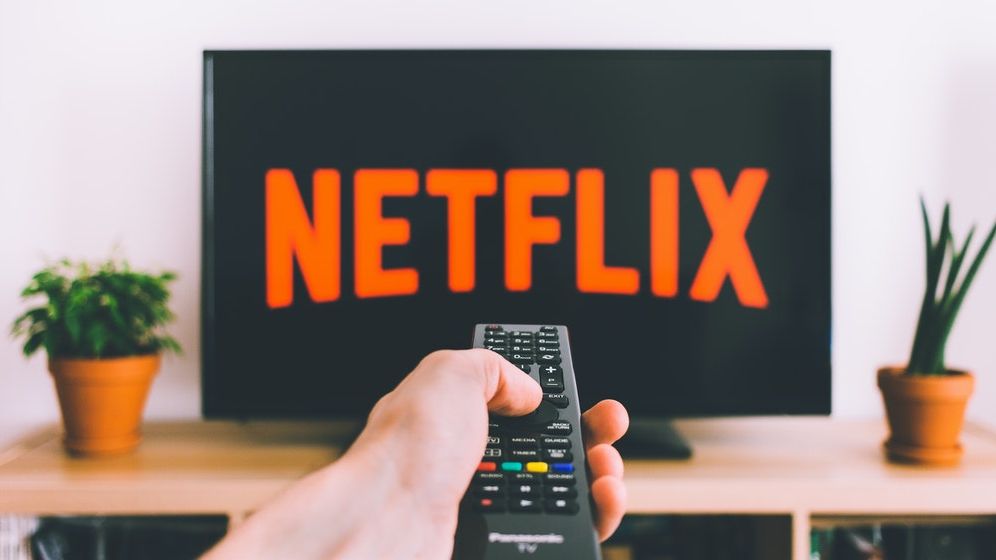 „Taxa Netflix” în România este pe punctul de a fi adoptată. Care sunt implicațiile?