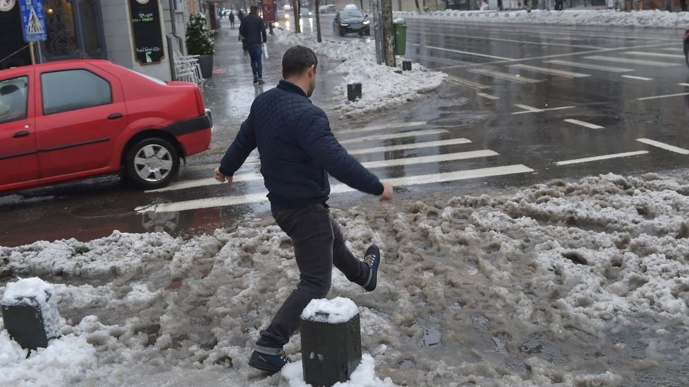 PMB: Aproape 800 de utilaje de deszapezire si 21.000 tone de material antiderapant, pregatite pentru sezonul rece