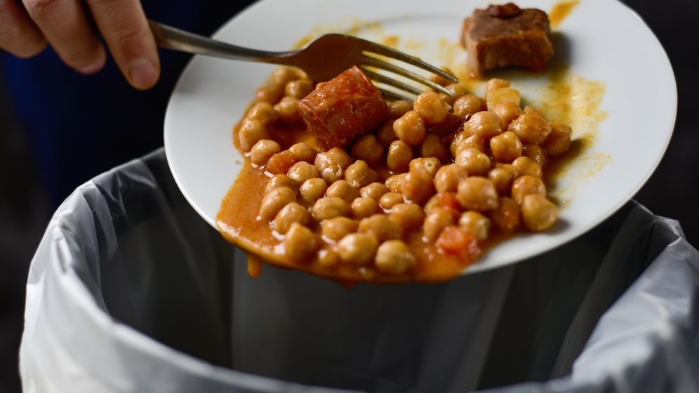 Un român aruncă 130 kg de mâncare la gunoi într-un an. Guvernul vrea înjumătățirea cifrei