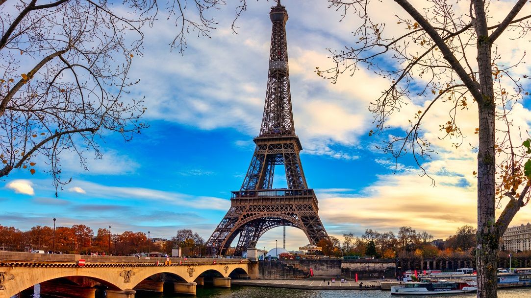 Noi descoperiri făcute de polițiștii francezi după decapitarea profesorului de istorie din Paris