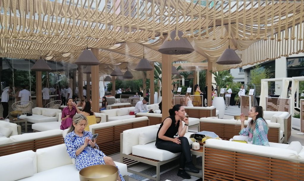 FOTO | Radisson Blu s-a reinventat: terasa cu piscină a devenit plajă urbană. Cum arată Nami Bea - Imagine 7