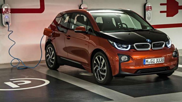 Preferintele romanilor s-au schimbat in 2017: cererea pentru masini electrice si hibride s-a triplat