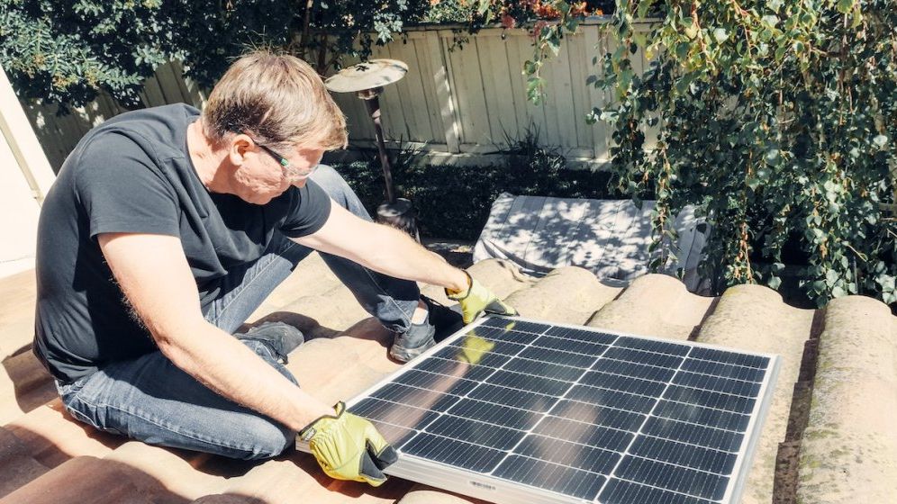 ANRE condiţionează racordarea prosumatorilor la reţeaua electrică de instalarea unui al doilea contor. Asociație: E simplu de anticipat că acest contor va fi folosit pentru impunerea taxei pe soare