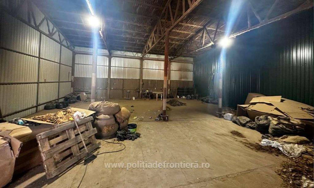 GALERIE FOTO | Cum arată fabricile ilegale de țigări din România. Produc sute de tone anual - Imagine 12