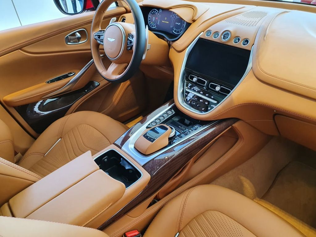 Aston Martin DBX - Imagine 3