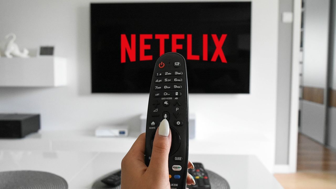 Netflix se gândește la un nou abonament mai ieftin, dar care să includă reclame