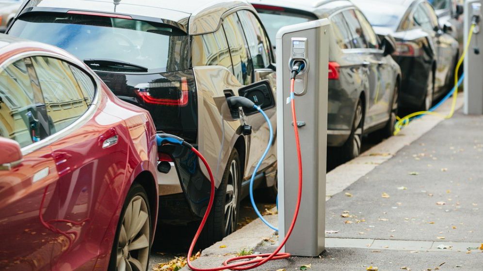 Investigație privind încărcarea mașinilor electrice: compania vizată, prezentă și în România