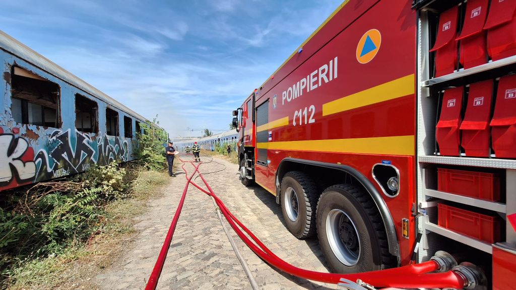 GALERIE FOTO: Incendiu puternic în zona Podului Grant și a Podului Basarab. Două vagoane dezafect - Imagine 1