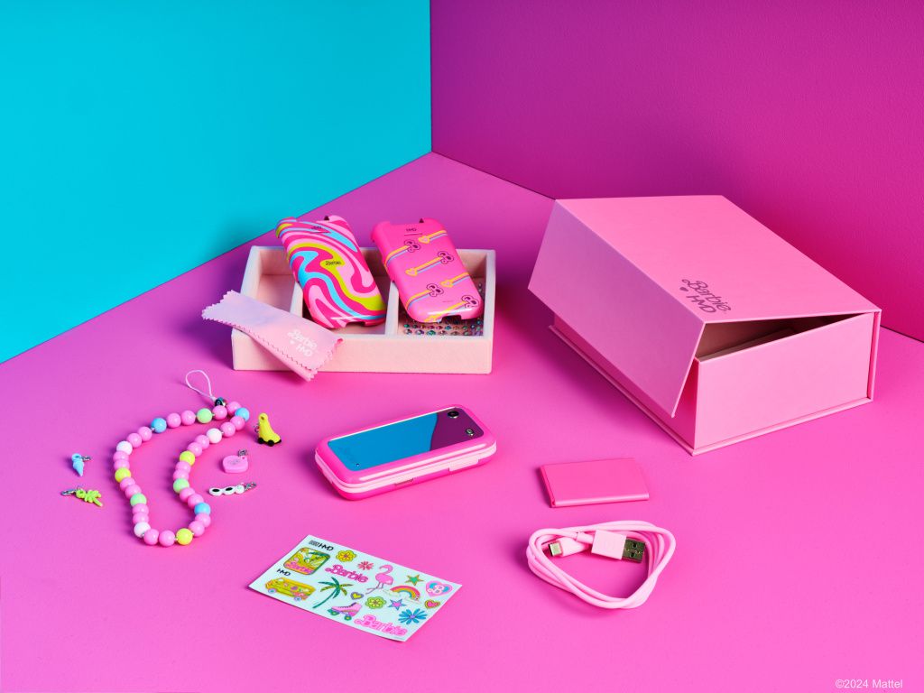 HMD și Mattel au scos pe piață telefonul Barbie, un model retro cu clapetă - Imagine 13