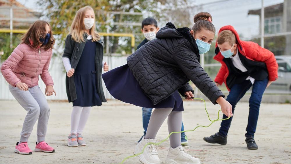 Salvați Copiii întărește programul de sprijin pentru copiii rămași singuri acasă