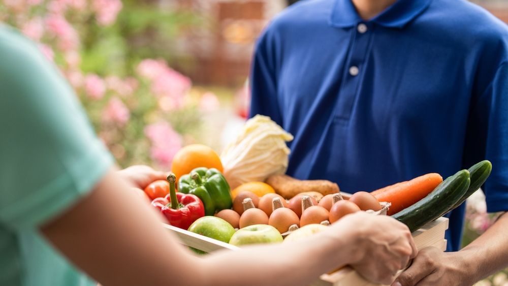 Cumpărăm online aproape orice. De ce ne este încă greu să comandăm fructe și legume?