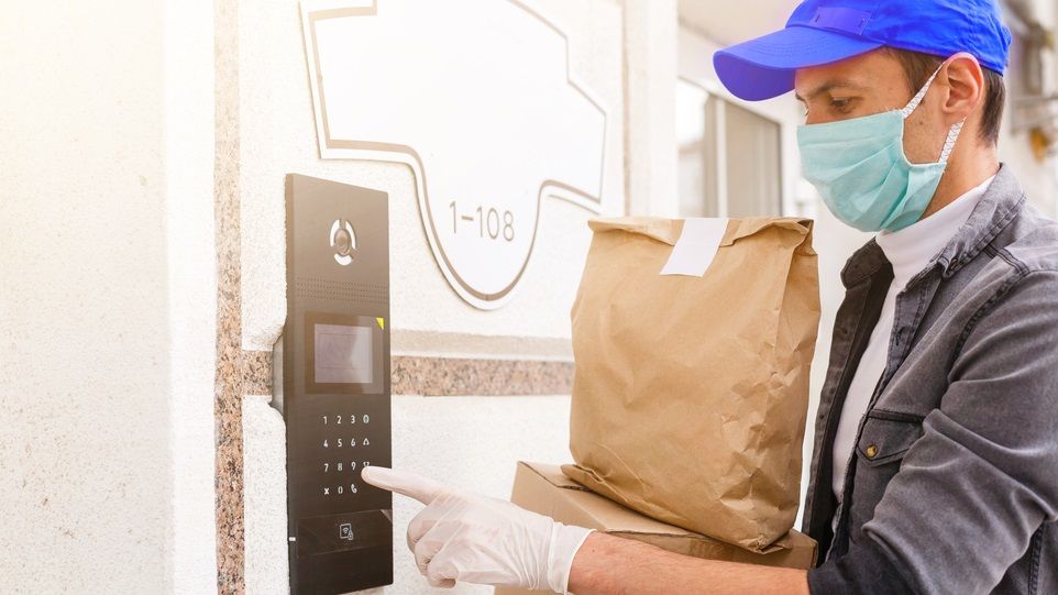 FAN Courier: Cu magazine închise, românii comandă mai mult online. Tendința se va păstra și după ieșirea din starea de urgență