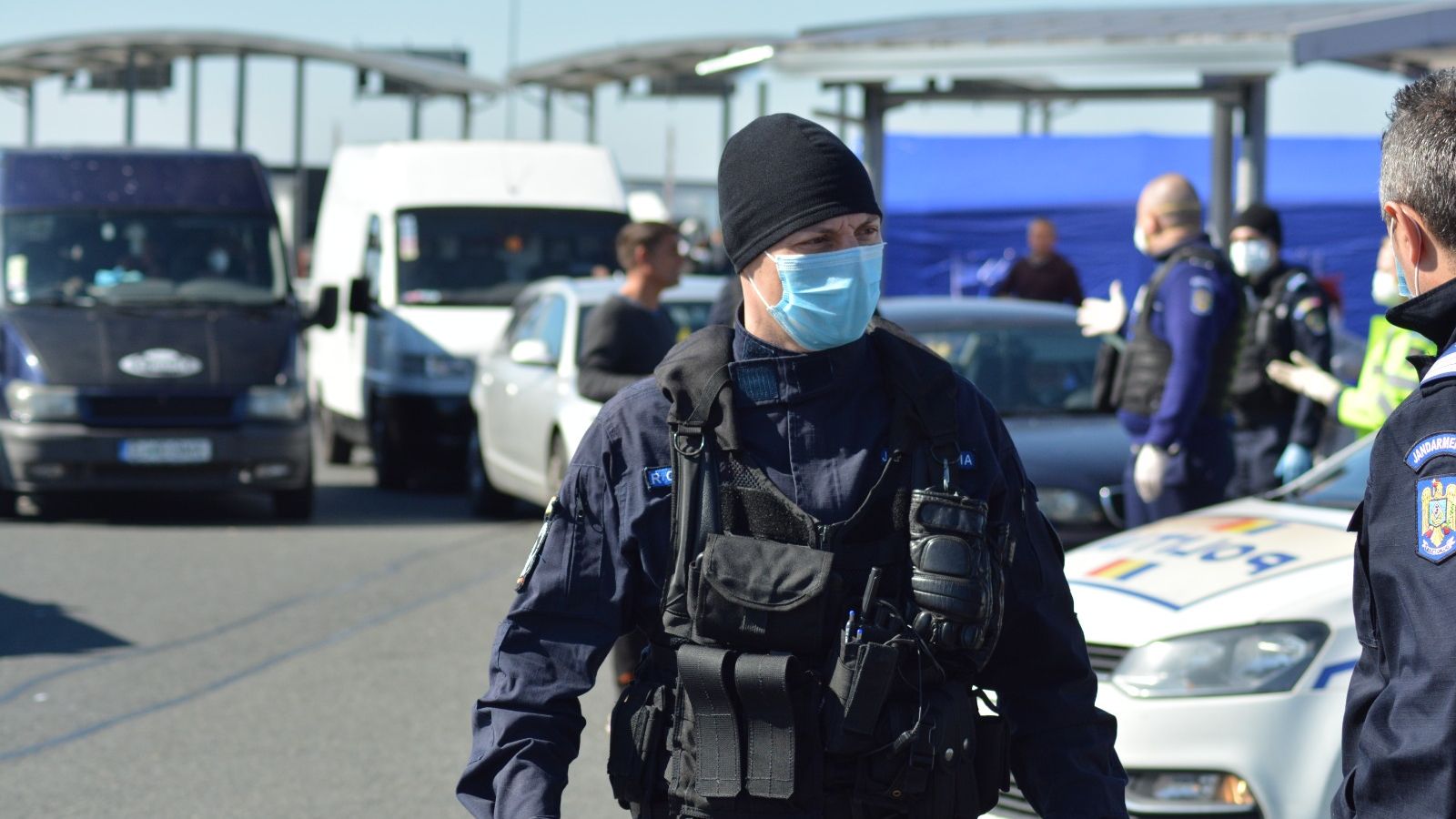 Posibile substanțe interzise și un cuțit de vânătoare, într-un pachet pentru o persoană în carantină