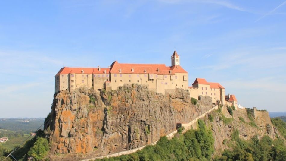 Românii au bombardat cu review-uri negative castelul prințului care l-a împușcat pe ursul Arthur