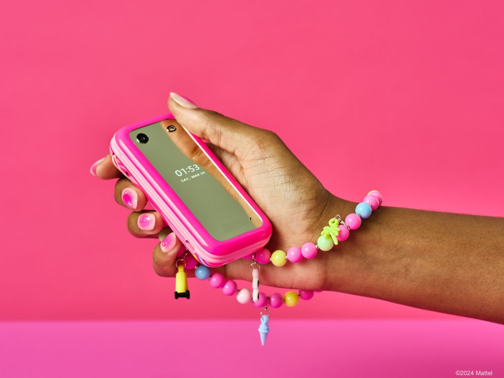HMD și Mattel au scos pe piață telefonul Barbie, un model retro cu clapetă - Imagine 7