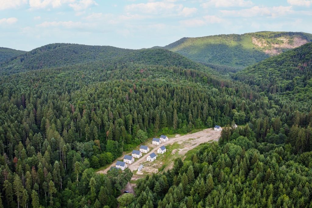 GALERIE FOTO | Proiect imobiliar de peste 12 mil. euro construit în mijlocul unei păduri seculare - Imagine 7