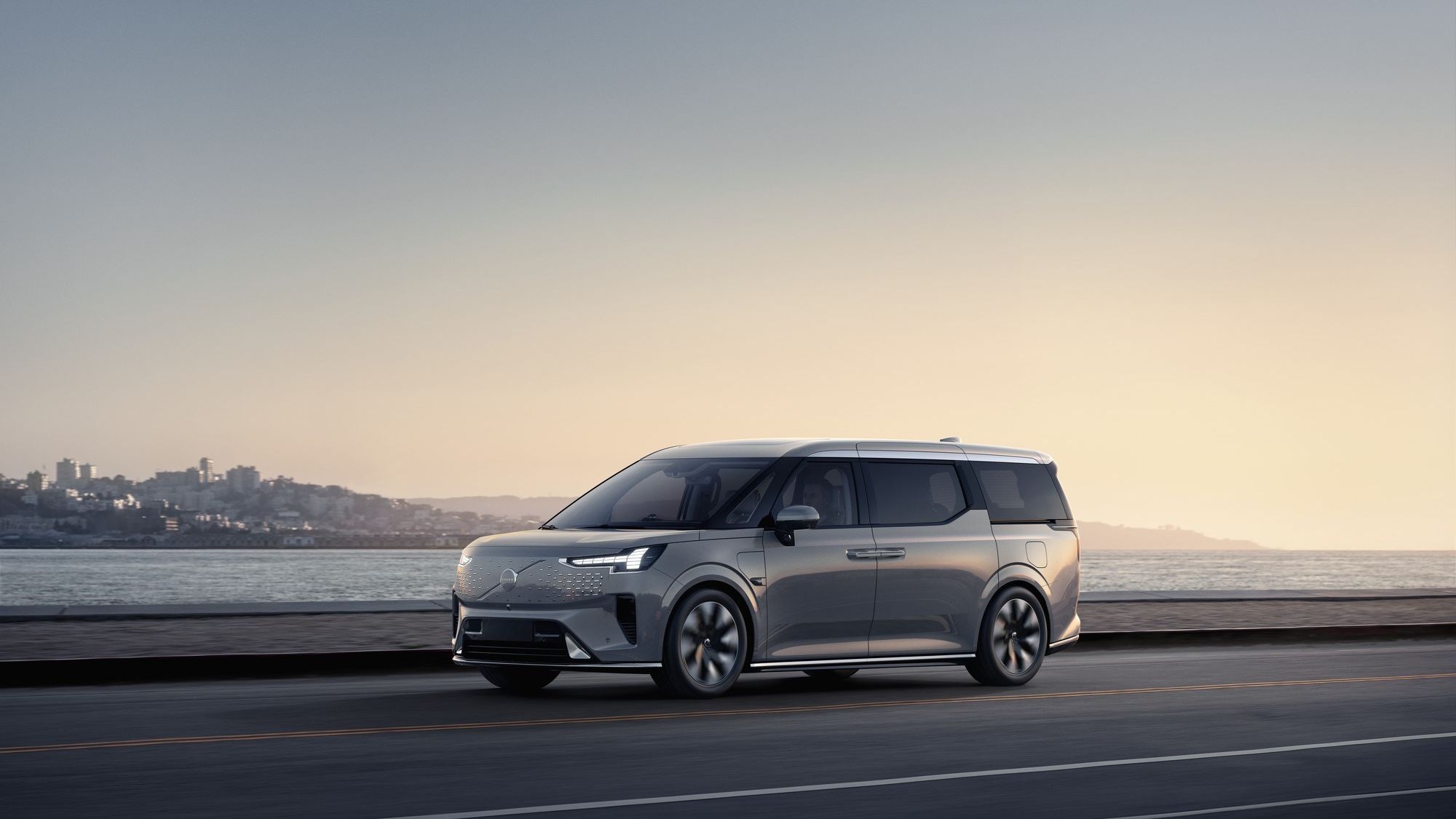 Volvo a prezentat primul monovolum din istoria sa. MPV-ul de lux are autonomie peste 700 km