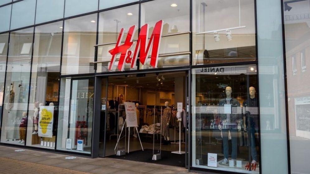 Lanțul H&M a încheiat un parteneriat cu o firmă de reciclare pentru a ajuta la refolosirea hainelor