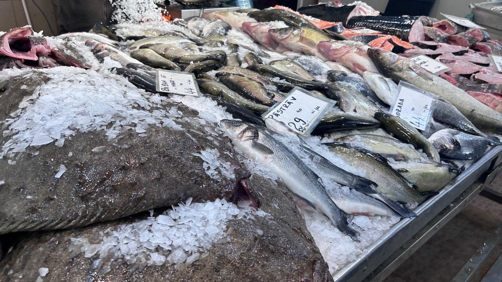 Control ANPC în Hala de Pește, Obor: amenzi de peste 100.000 de lei și peste 600 kilograme de pește retrase de la vânzare