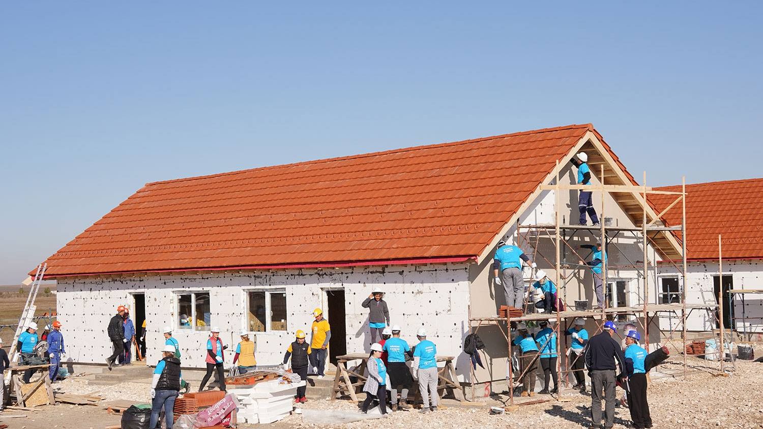 Big Build 2018. Reportaj de pe santierul unde sute de voluntari construiesc case pentru opt familii care au nevoie
