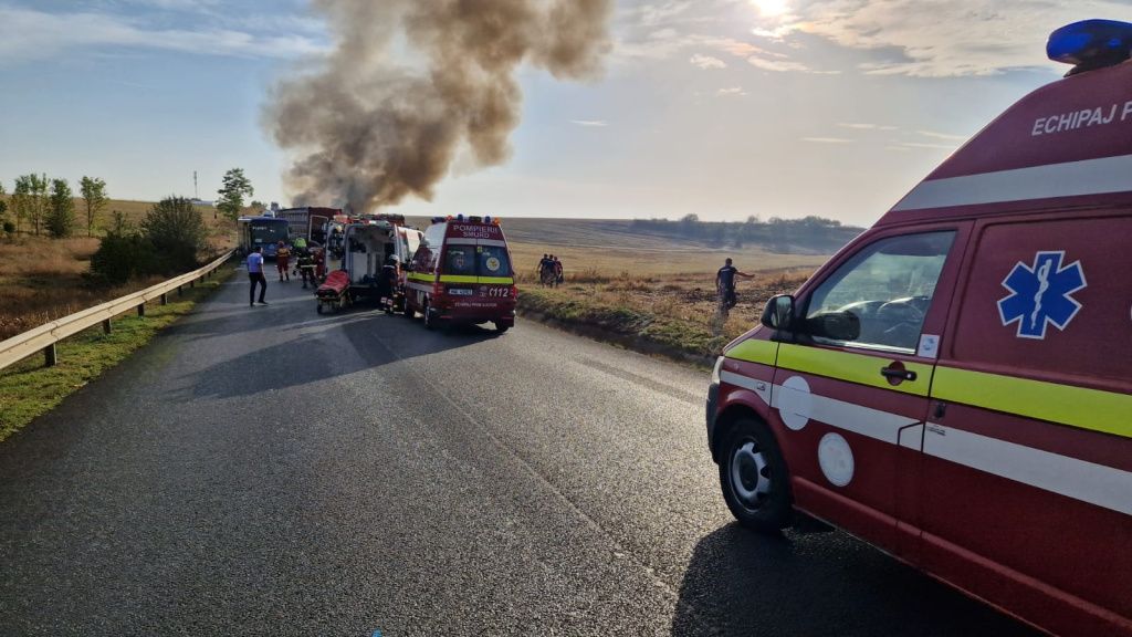Accident grav în Teleorman, cu două autocare și un tir. În urma accidentului a izbucnit și un i - Imagine 5