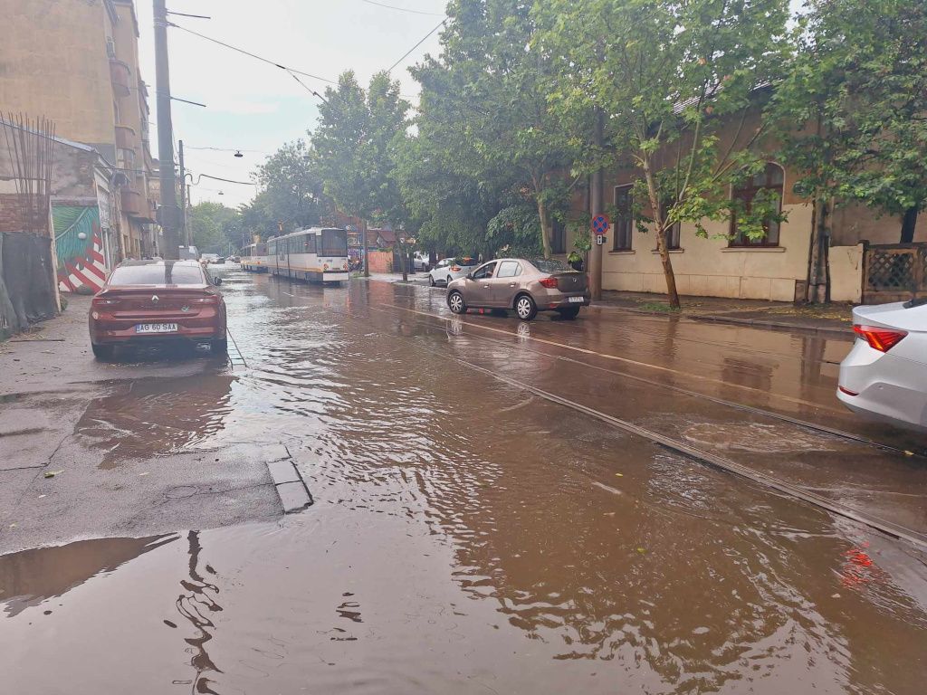 Furtună cu grindină în Capitală: Bucureștenii, dar și RO-ALERT-ul, luați prin surprindere - Imagine 9