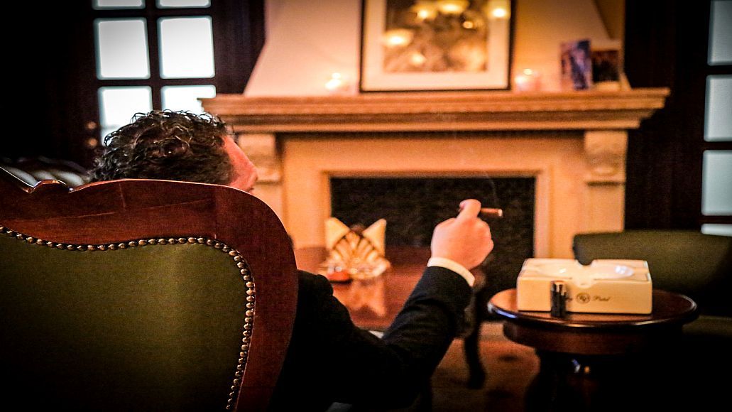 Românii sunt săraci? Un antreprenor român a plătit 64.000 de EURO pe o cutie de trabucuri