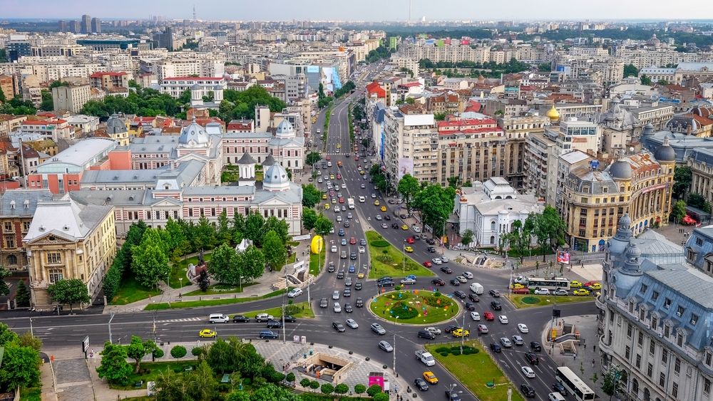 Sfideaza legile concediului cu o vacanta in Bucuresti. Dimineata sari cu parasuta, iar la pranz mergi la muzeu